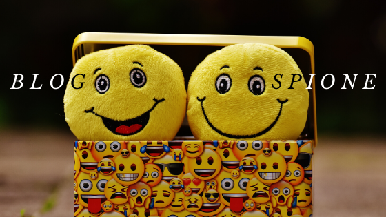 Lächelnde Emojis in der Kiste